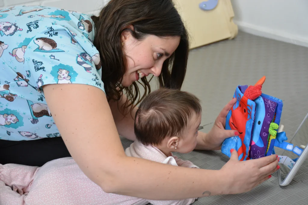 Kinesióloga infantil trabajando con una bebé