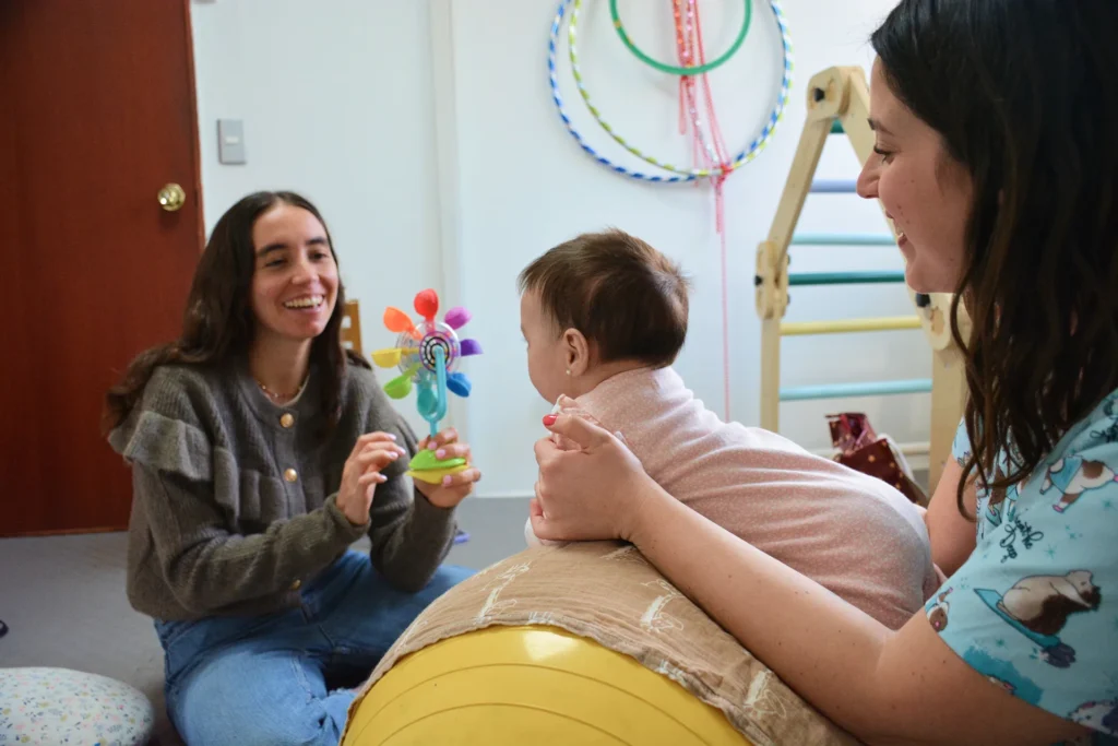 Kinesióloga infantil trabajando con una bebé