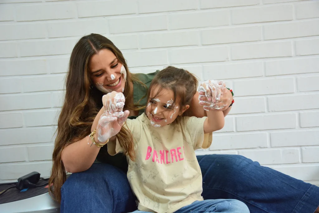 Terapeuta ocupacional trabajando con una niña