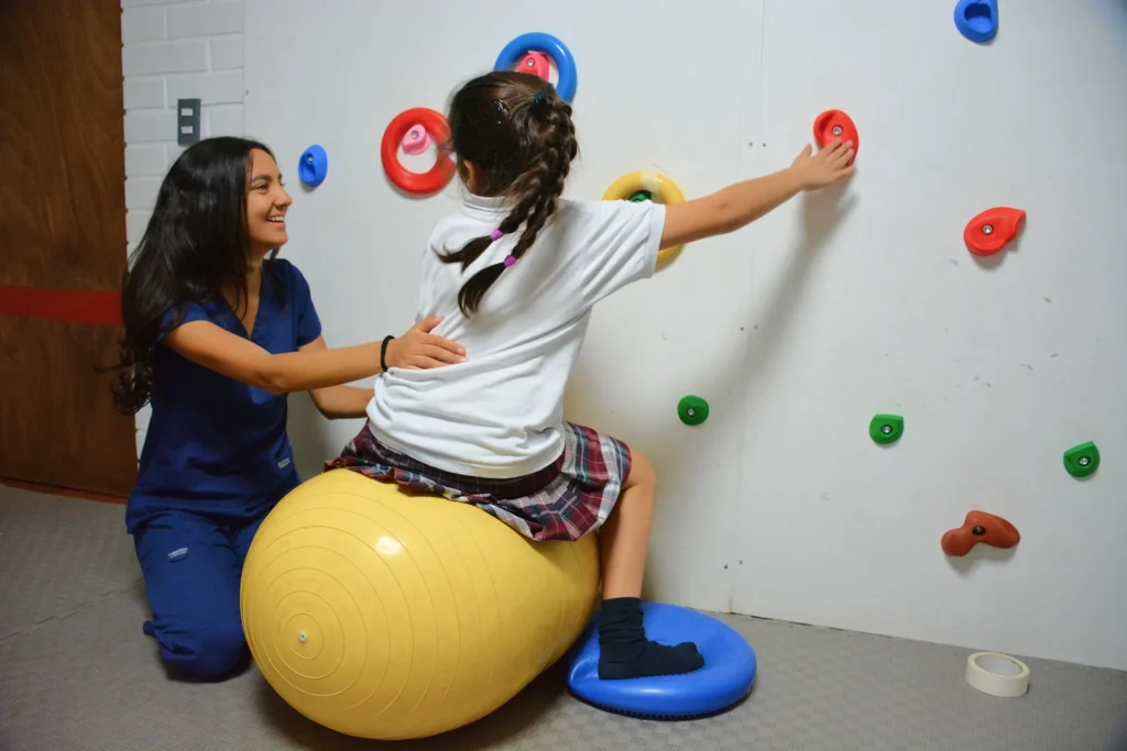 Terapeuta ocupacional trabajando con una niña