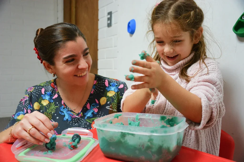 Terapeuta ocupacional trabajando con una niña