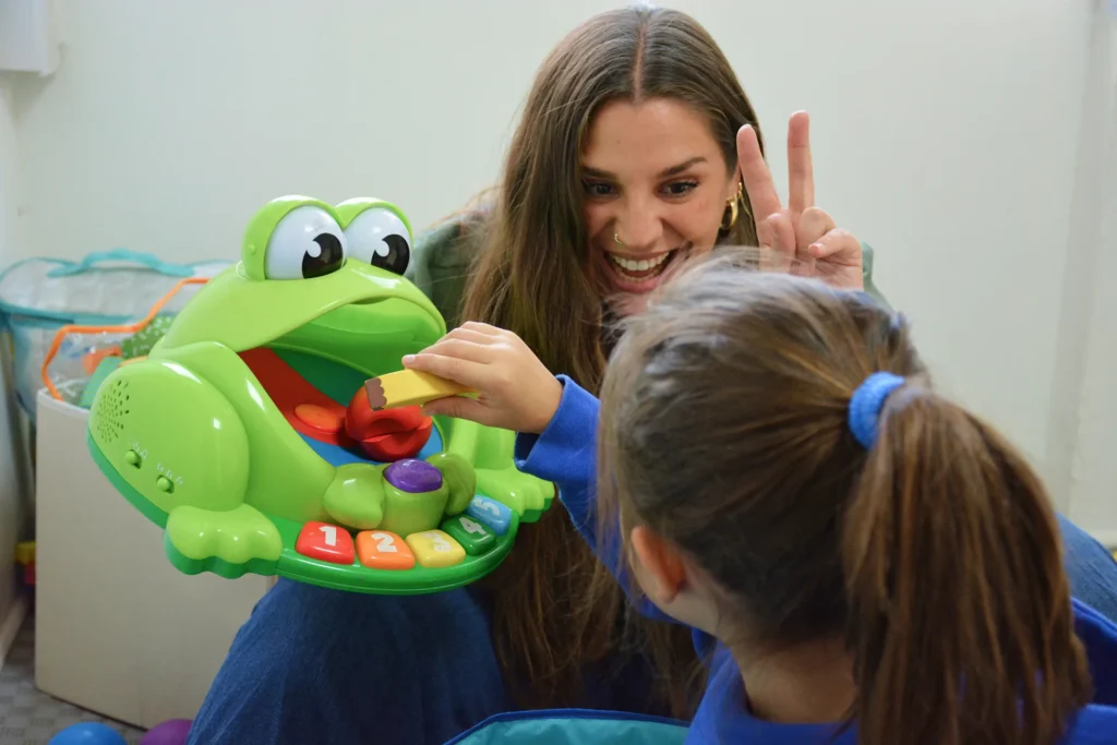 Terapeuta ocupacional trabajando con una niña
