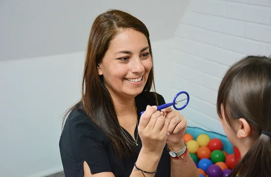 Fonoaudióloga trabajando con una niña