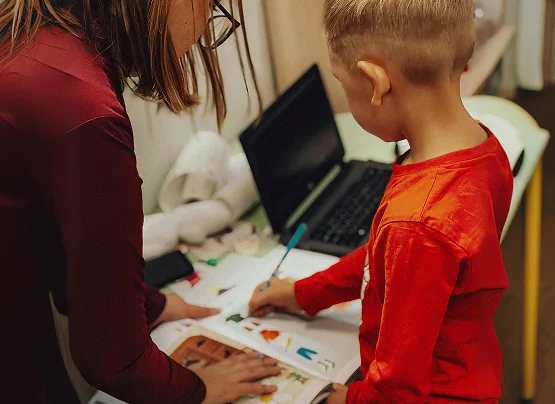psicopedagoga acompañando a un niño