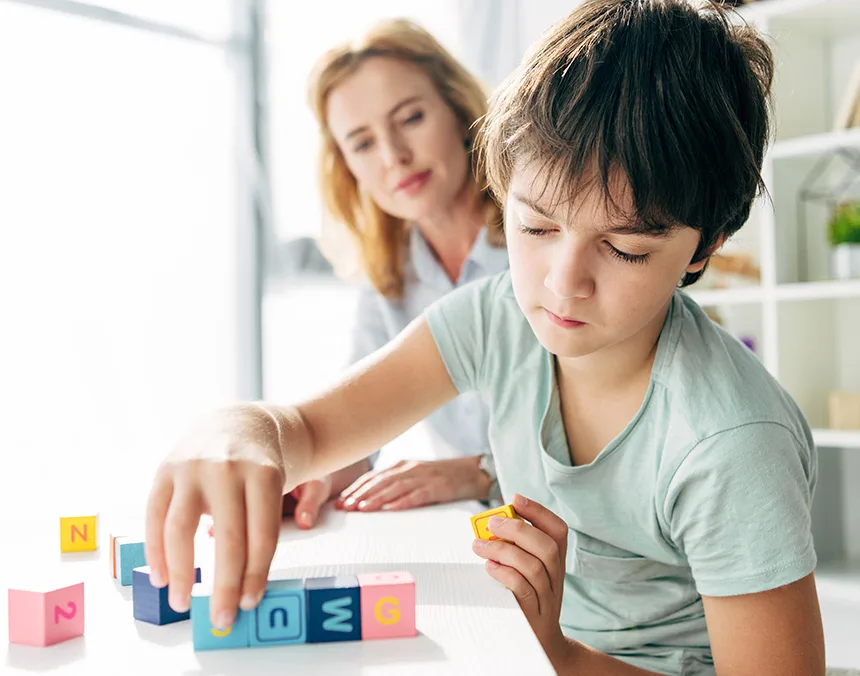 Niño jugando con cubos de letras