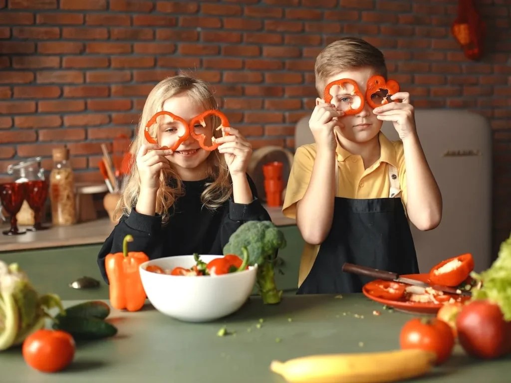 Niños explorando alimentos