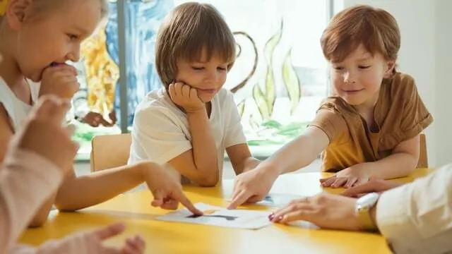 Niños socializando a través del juego